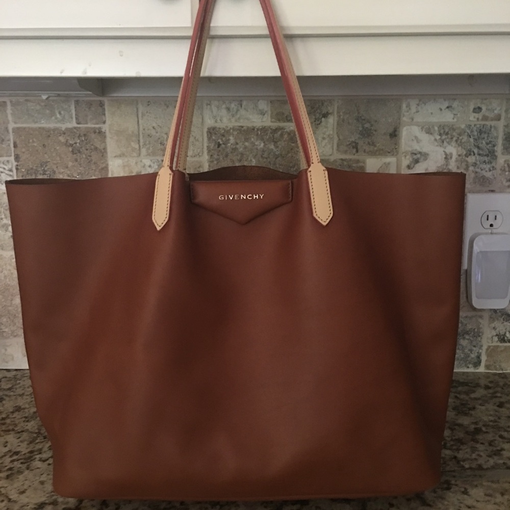 🚫SOLD🚫Antigona shopping tote in all leather.